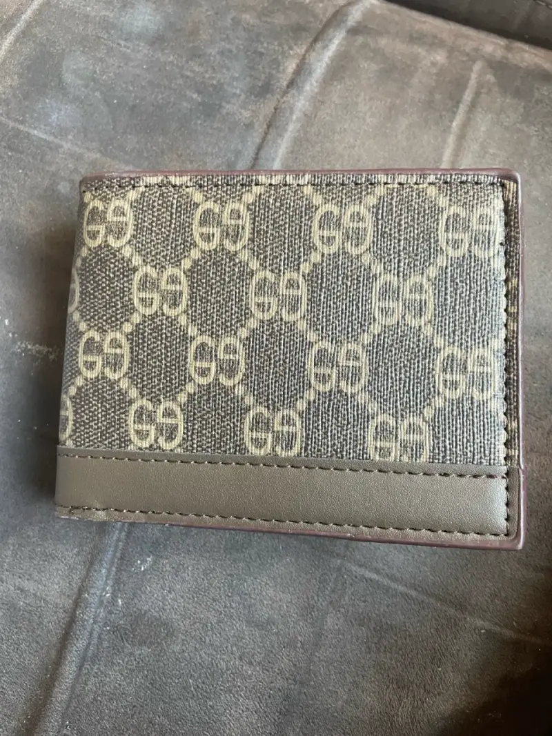 Billetera de cuero con diseño estampado - 2
