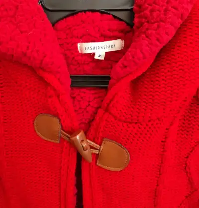 Abrigo rojo de lana con capucha - miniatura 1