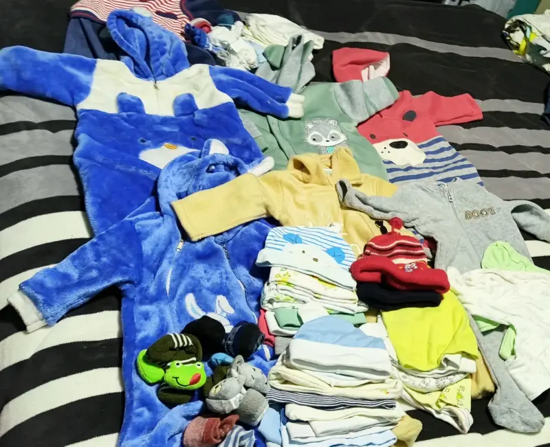 Lote de ropa de bebé variada en buen estado