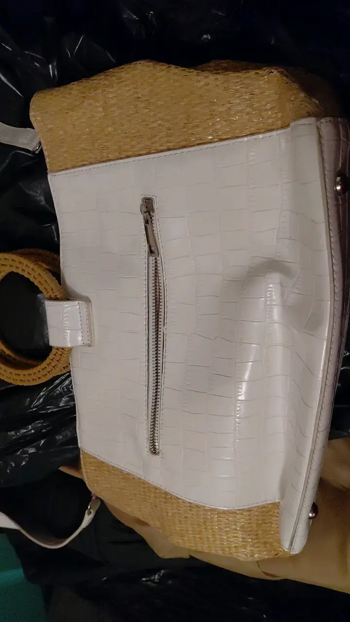 Bolso de mano blanco y beige con textura