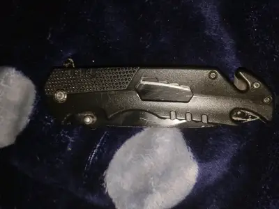 Cuchillo plegable táctico con cortador de cinturón - miniatura 1