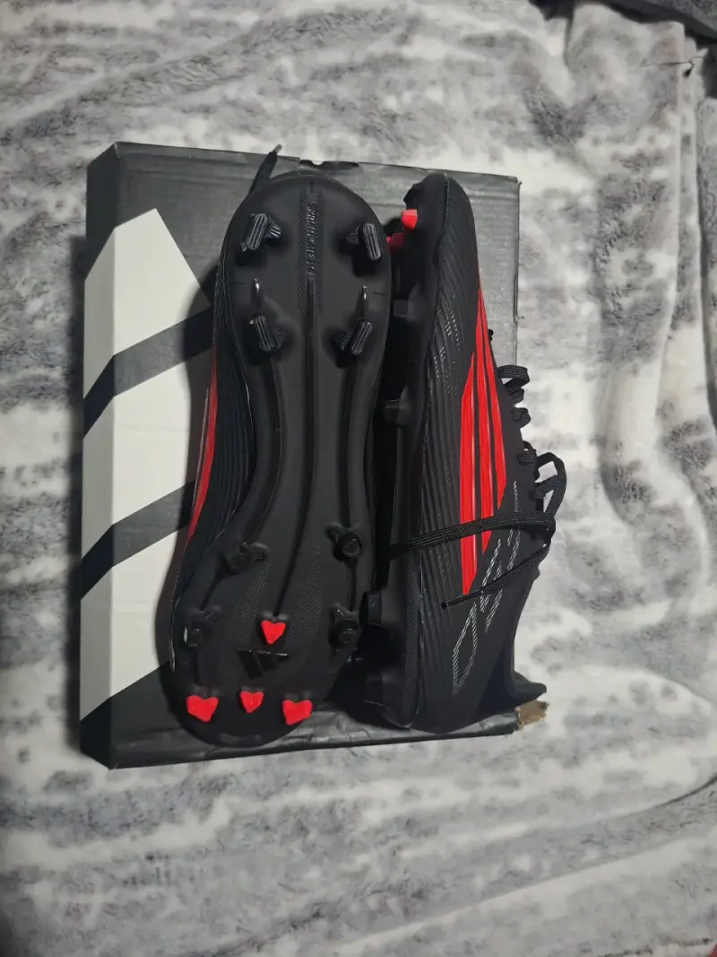 Botines de fútbol negros y rojos Adidas F50 - 1