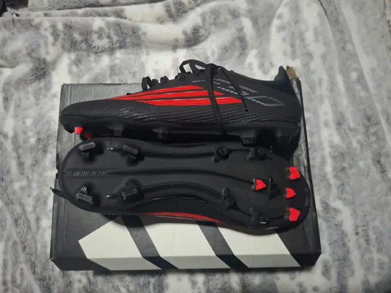 Botines de fútbol negros y rojos Adidas F50 - 2