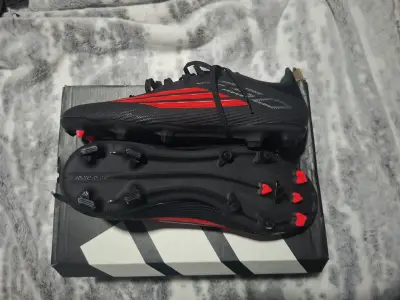 Botines de fútbol negros y rojos Adidas F50 - miniatura 2