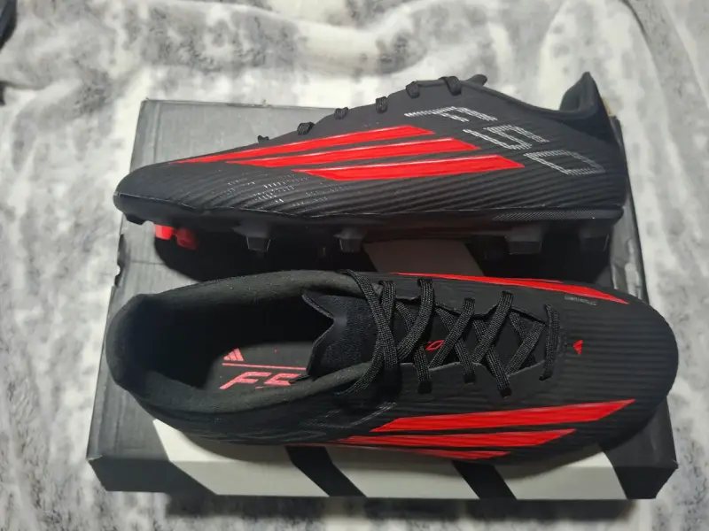 Botines de fútbol negros y rojos Adidas F50 - 3