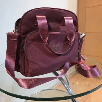 Bolso bandolera burdeos con múltiples compartimentos - miniatura 1