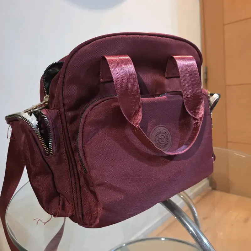Bolso bandolera burdeos con múltiples compartimentos - 4