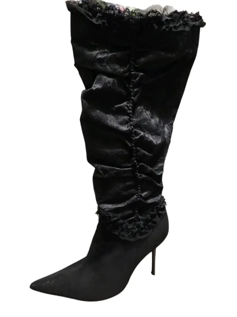 Botas negras de tacón alto con encaje