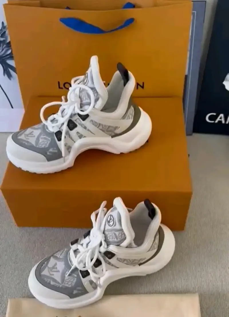 Zapatillas deportivas Louis Vuitton blancas y grises - 1