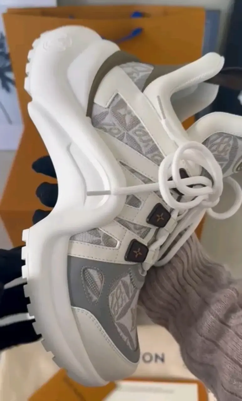 Zapatillas deportivas Louis Vuitton blancas y grises - 2