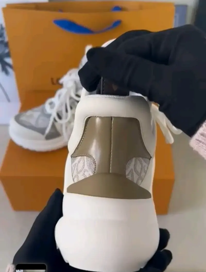 Zapatillas deportivas Louis Vuitton blancas y grises - 3