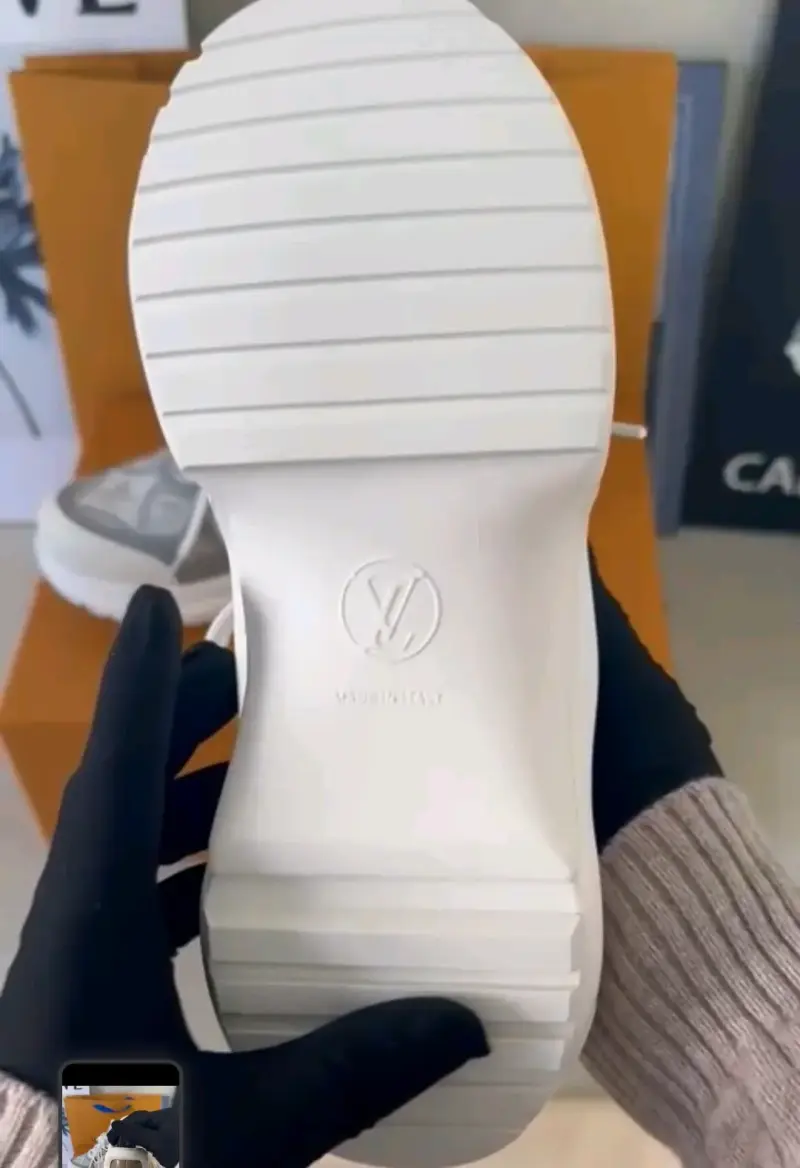 Zapatillas deportivas Louis Vuitton blancas y grises - 4