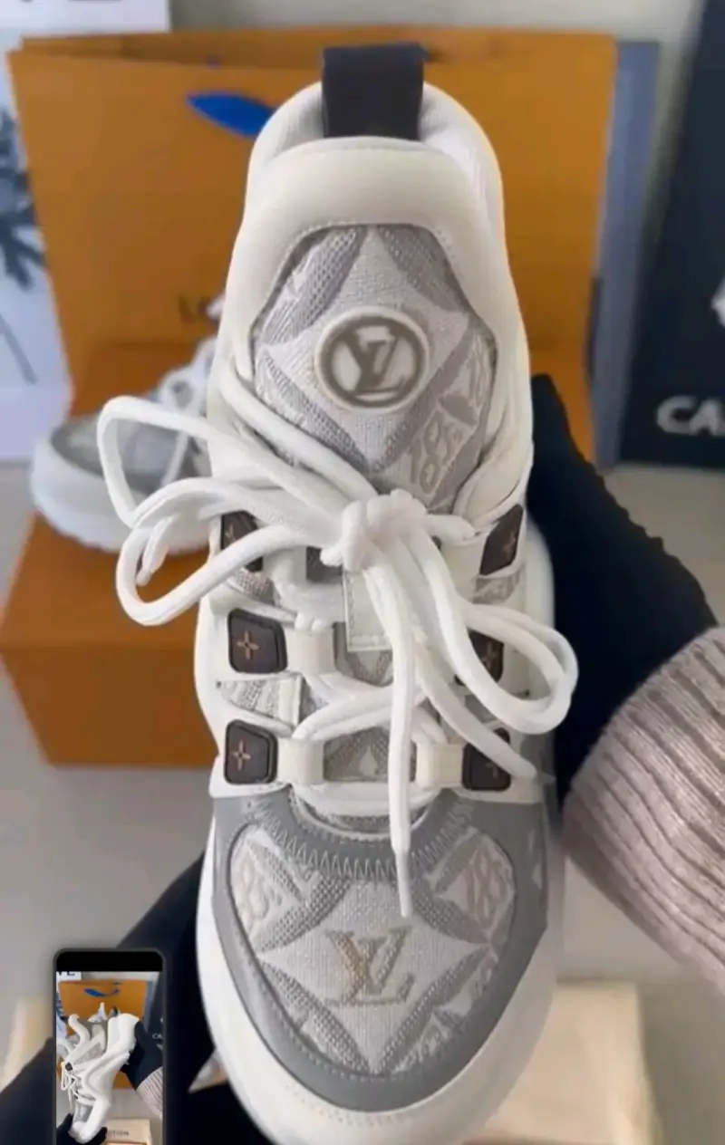 Zapatillas deportivas Louis Vuitton blancas y grises - 5