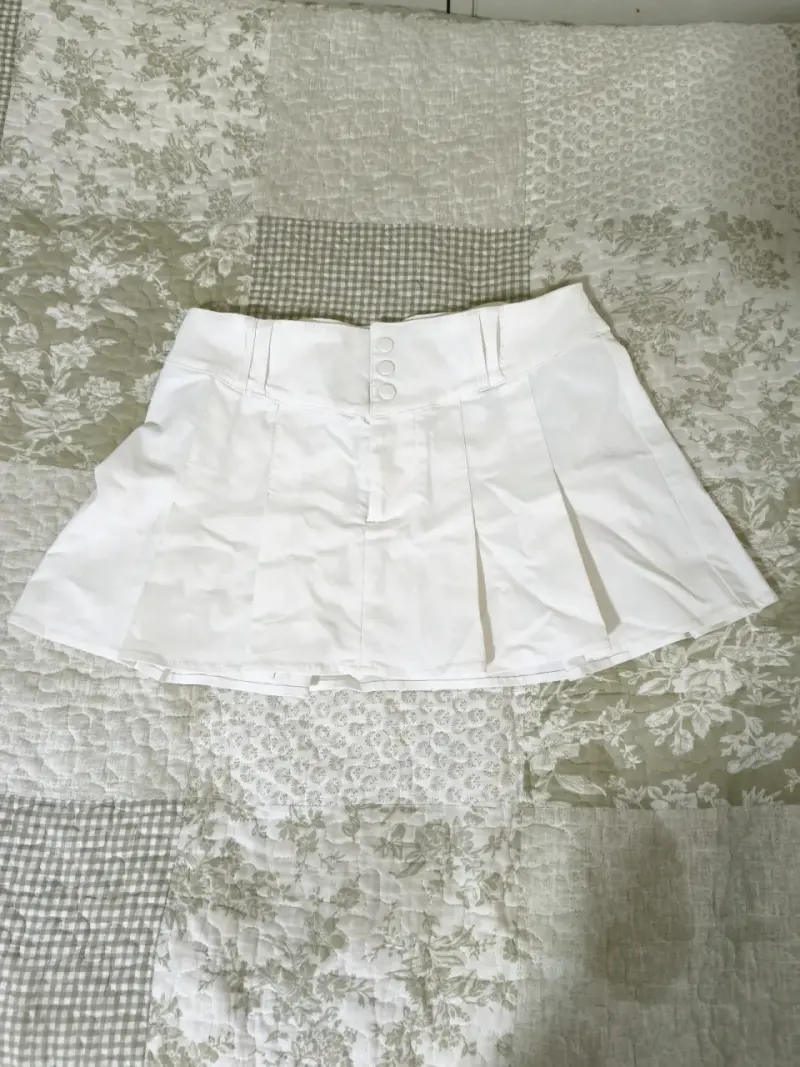 Falda corta blanca con pliegues