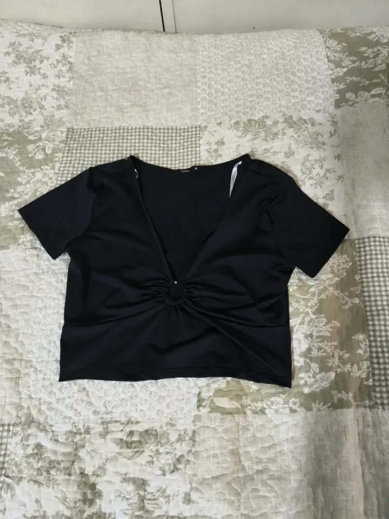 Polera negra con detalle fruncido