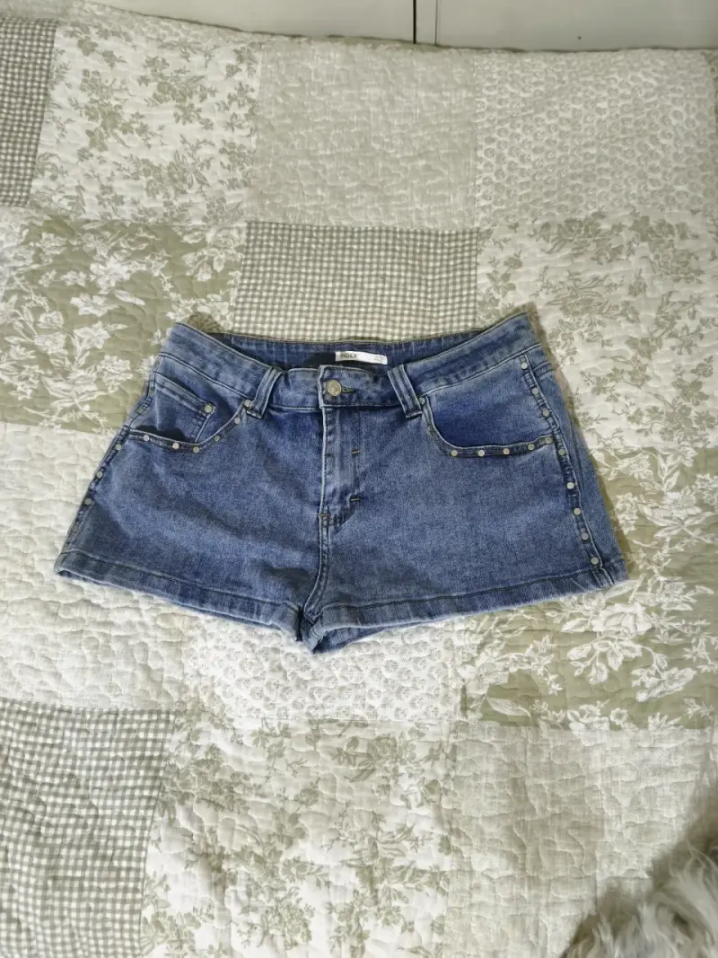 Shorts de mezclilla azul con tachas