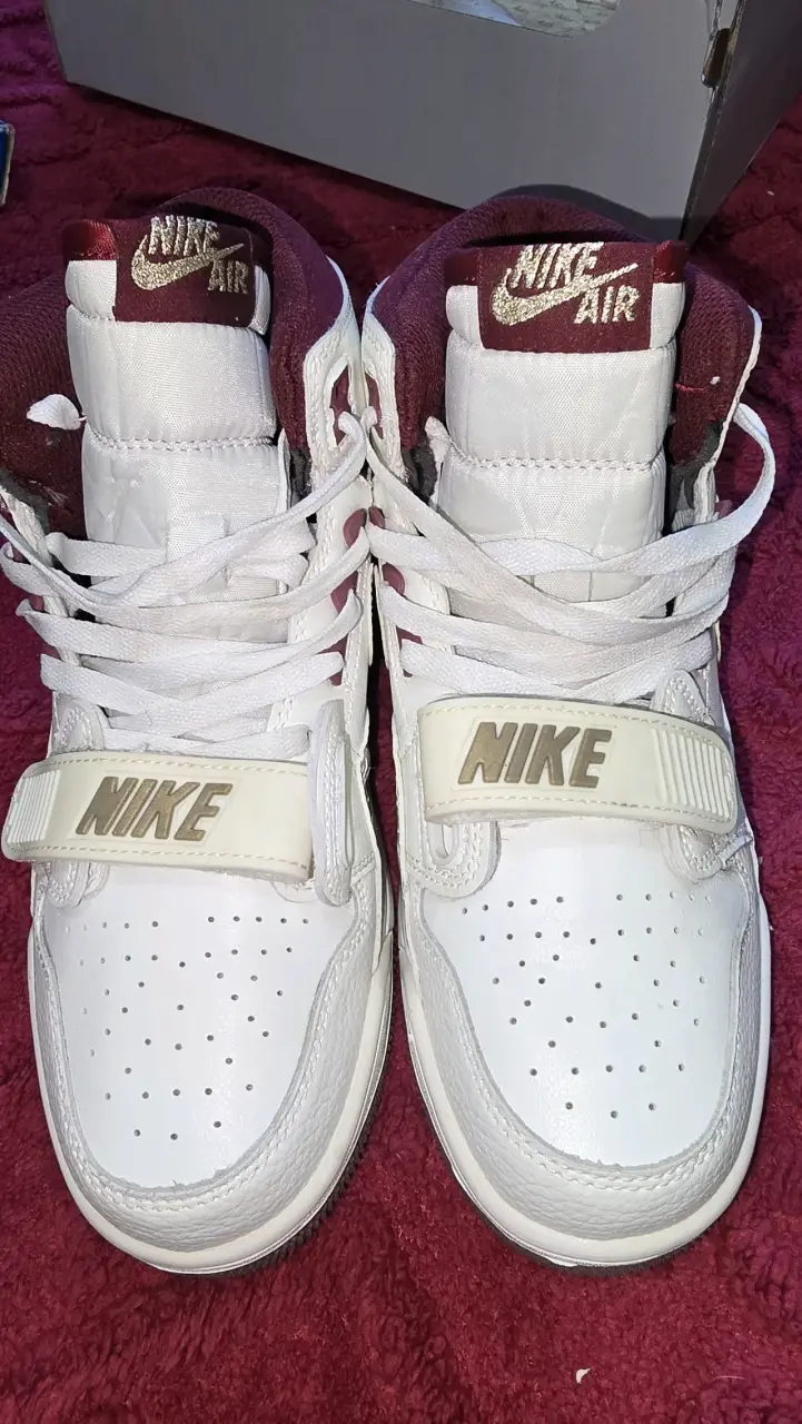 Zapatillas Nike Air Jordan blancas y burdeos - 1