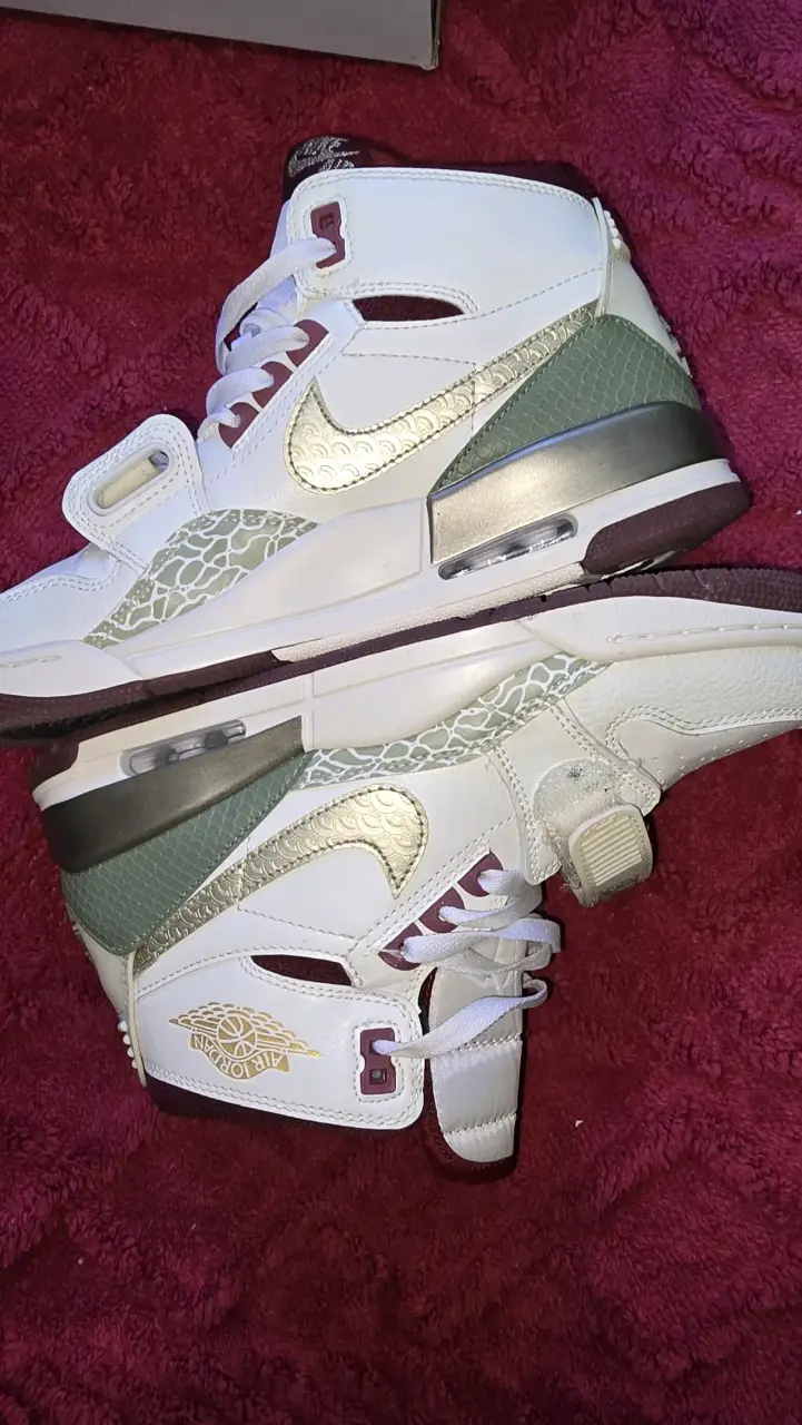 Zapatillas Nike Air Jordan blancas y burdeos - 2
