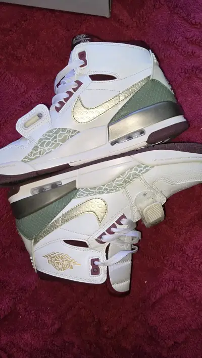 Zapatillas Nike Air Jordan blancas y burdeos - miniatura 2
