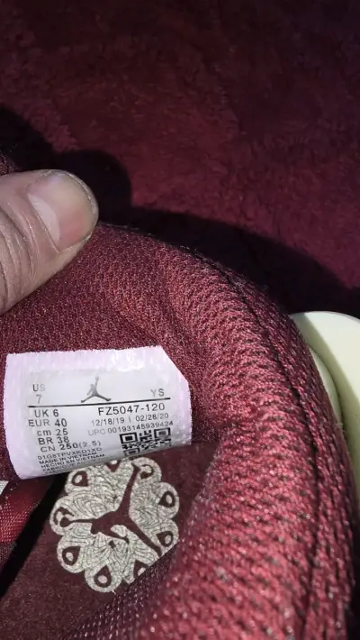 Zapatillas Nike Air Jordan blancas y burdeos - miniatura 3