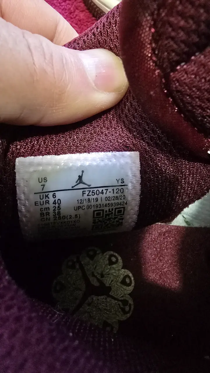 Zapatillas Nike Air Jordan blancas y burdeos - 4