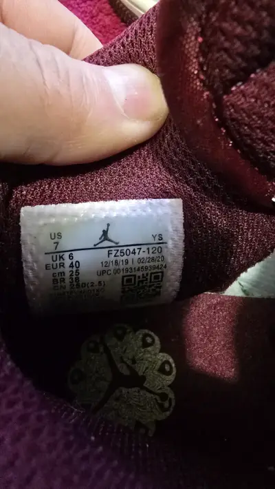 Zapatillas Nike Air Jordan blancas y burdeos - miniatura 4