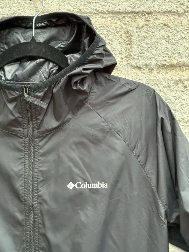 Chaqueta impermeable Columbia negra con capucha - 2