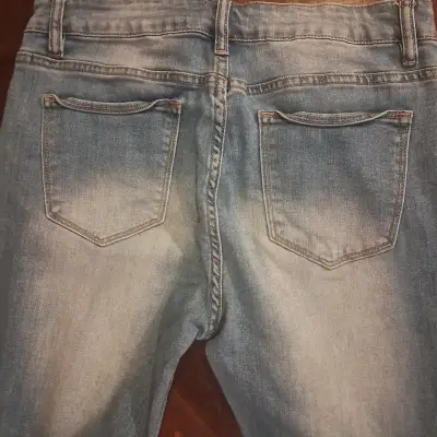 Jeans acampanados desgastados para mujer - miniatura 2