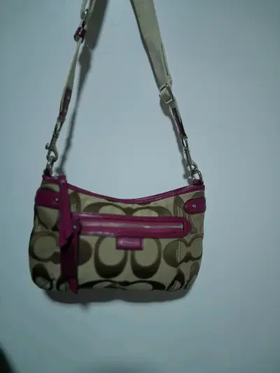 Cartera Coach beige con detalles rosados - miniatura 2