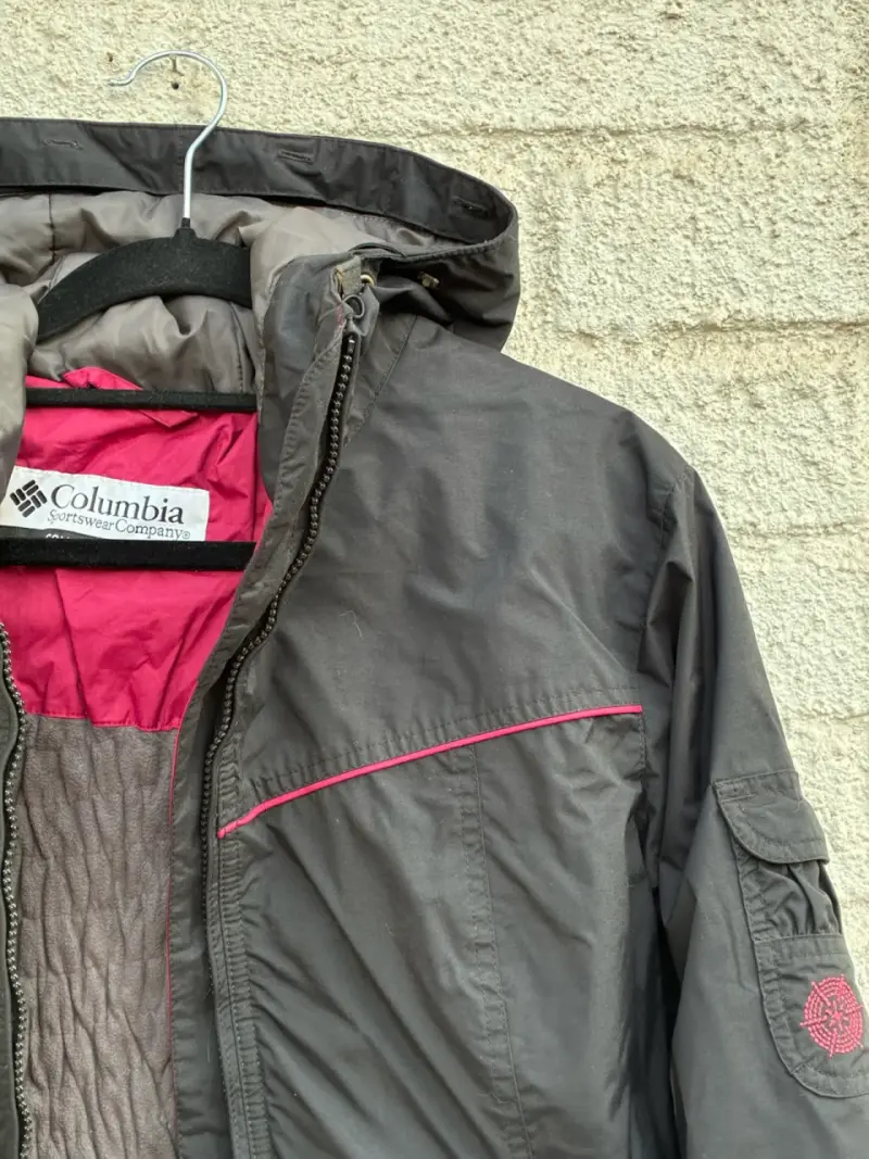 Chaqueta impermeable Columbia negra con capucha - 2