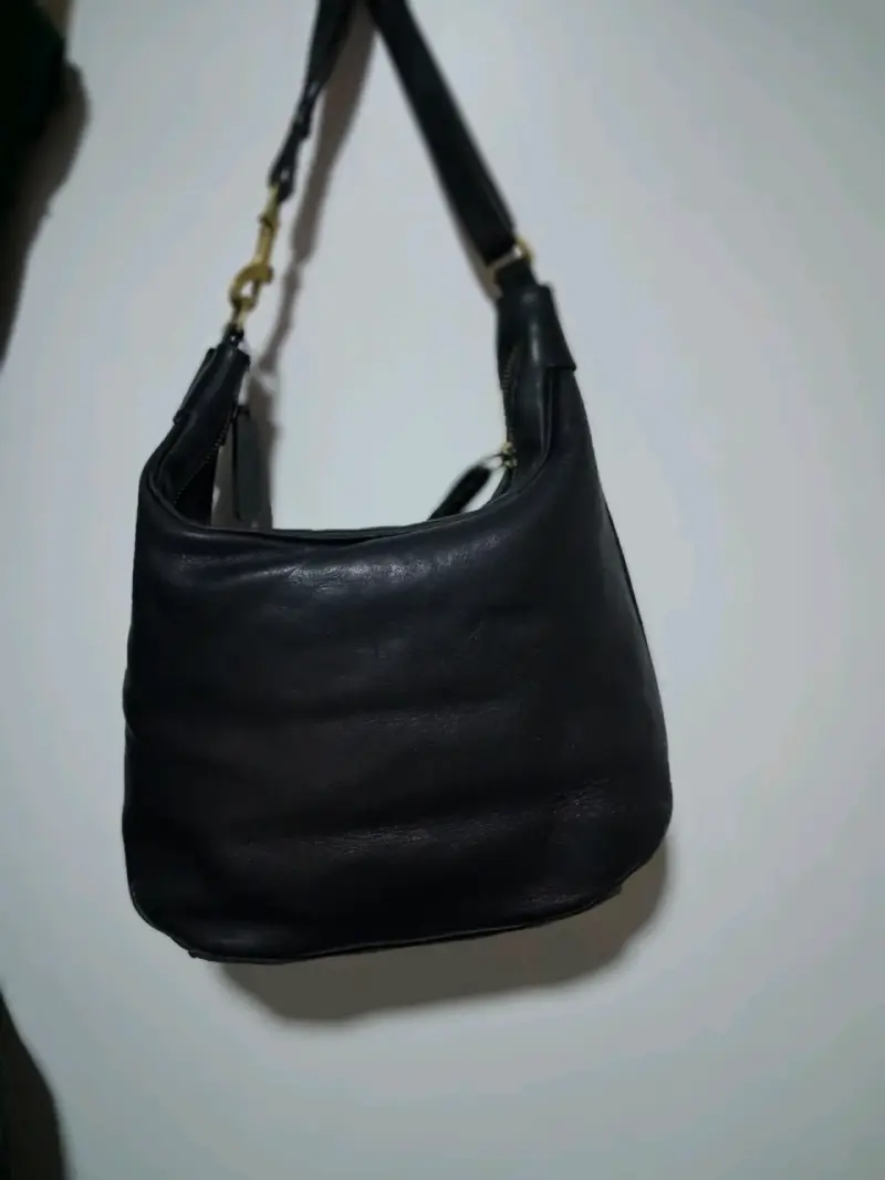 Bolso de cuero negro con correa ajustable - 1
