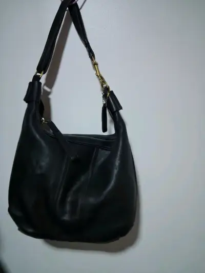 Bolso de cuero negro con correa ajustable - miniatura 2