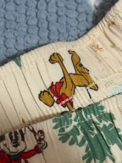Pantalones de pijama Disney con estampado navideño - miniatura 4