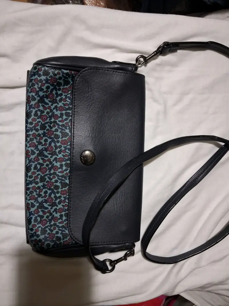 Cartera cruzada con diseño floral y solapa beige - 1