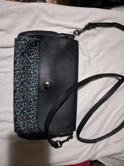 Cartera cruzada con diseño floral y solapa beige - miniatura 1