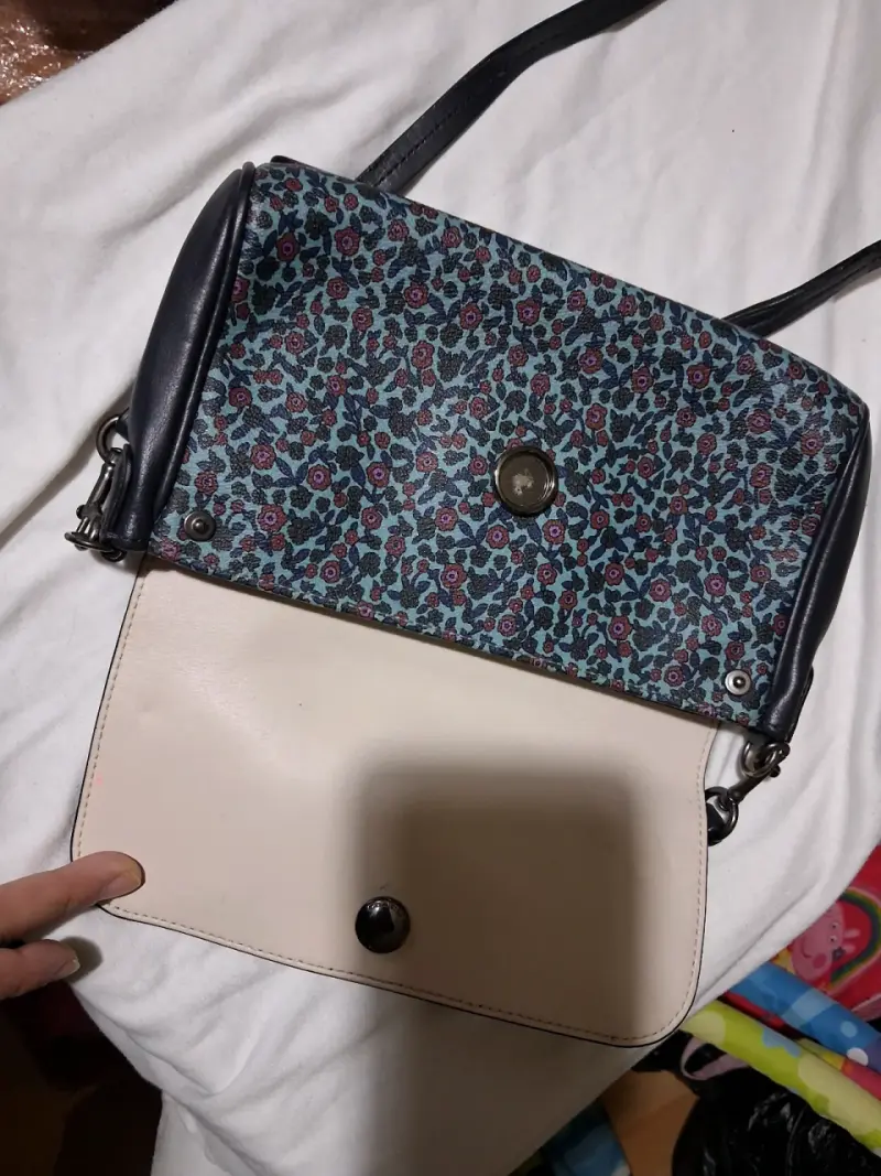Cartera cruzada con diseño floral y solapa beige - 2
