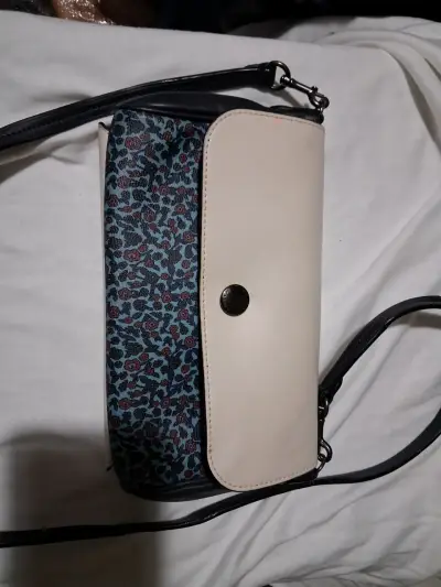 Cartera cruzada con diseño floral y solapa beige - miniatura 3
