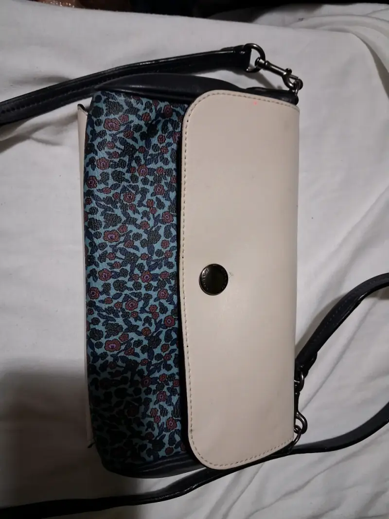 Cartera cruzada con diseño floral y solapa beige - 4