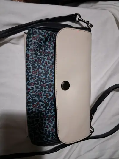 Cartera cruzada con diseño floral y solapa beige - miniatura 4