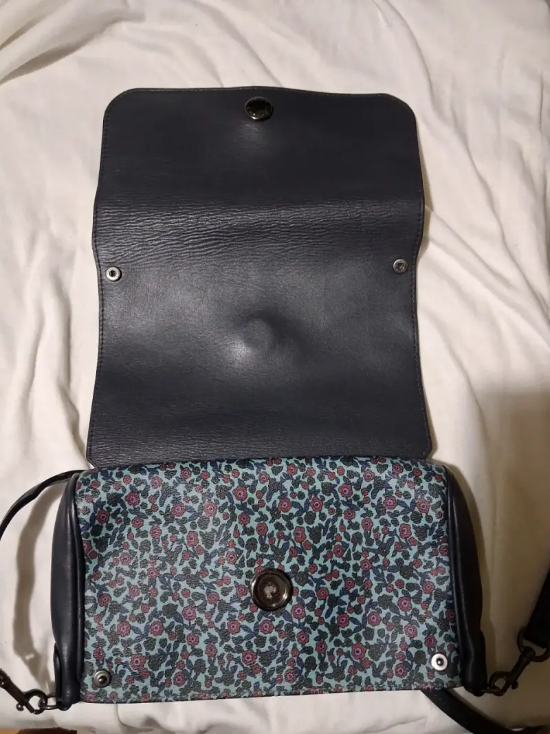 Cartera cruzada con diseño floral y solapa beige - 5