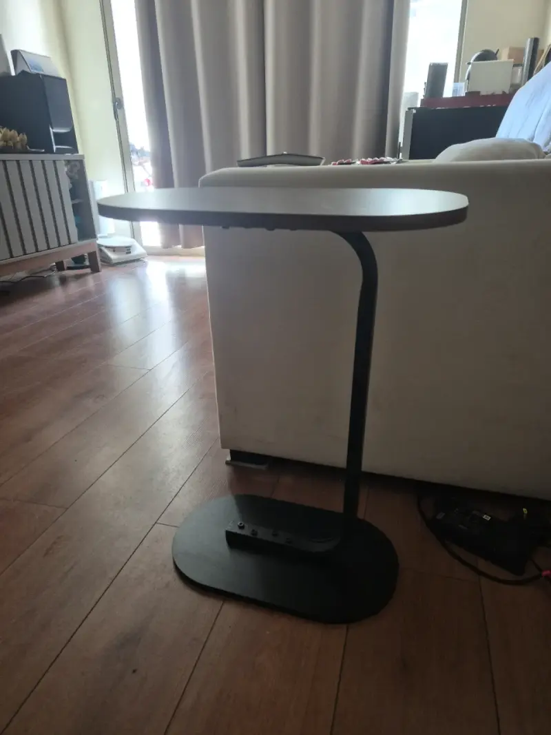 Mesa auxiliar moderna de metal y madera