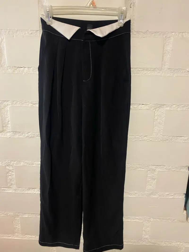 Pantalones negros de vestir con detalle blanco - 2
