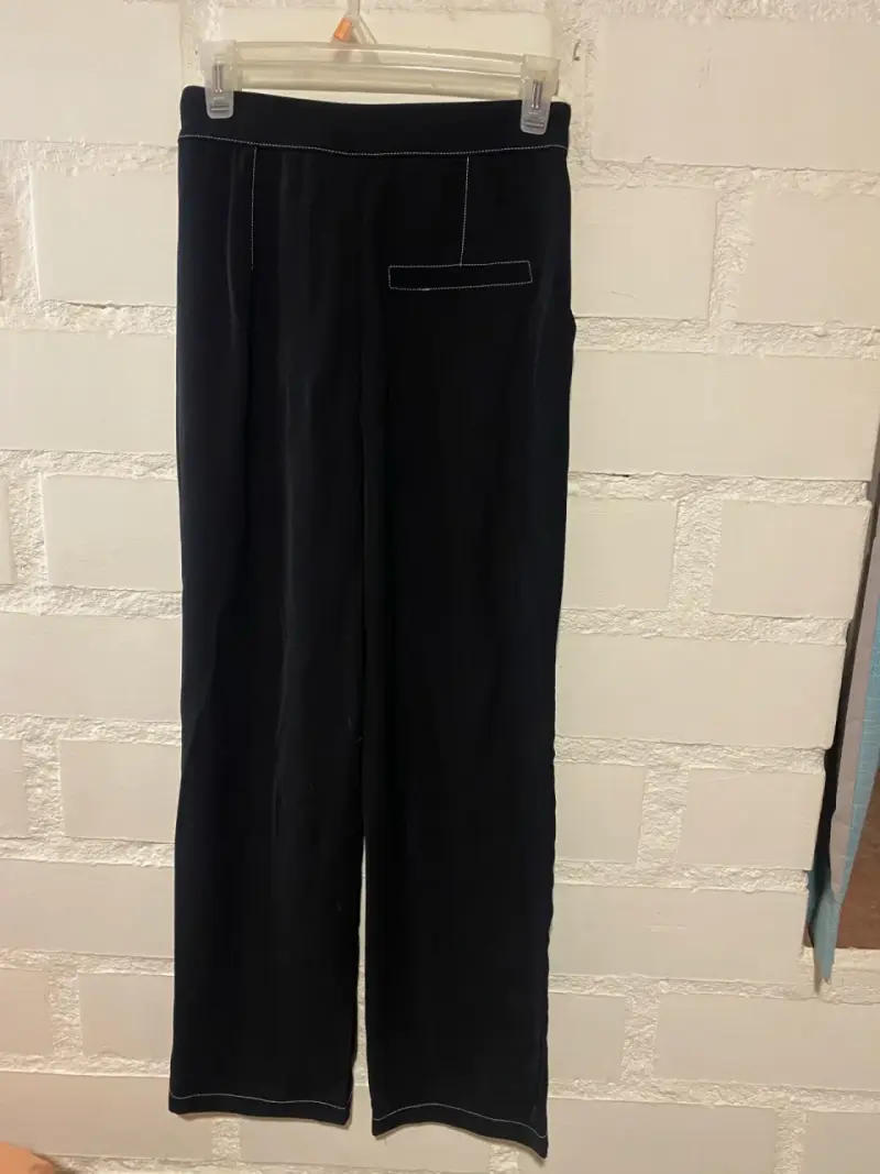 Pantalones negros de vestir con detalle blanco - 3