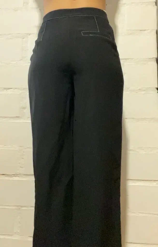 Pantalones negros de vestir con detalle blanco - 4