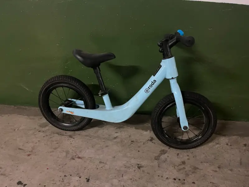 Bicicleta de equilibrio para niños color celeste - 2