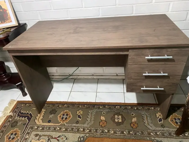 Escritorio de madera con cajones