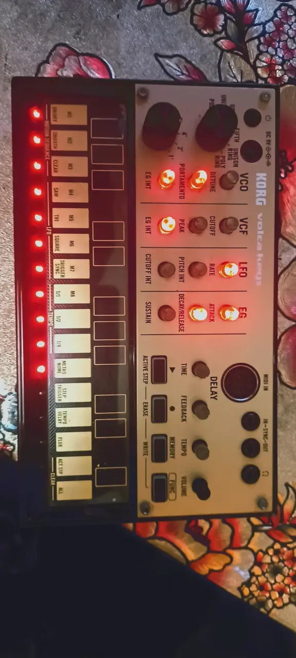 Sintetizador Korg Volca Keys con efectos de delay - 1