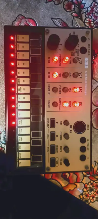 Sintetizador Korg Volca Keys con efectos de delay - miniatura 1