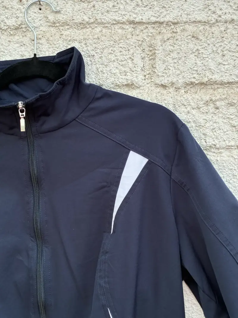 Chaqueta deportiva Nike azul con detalles blancos - 2