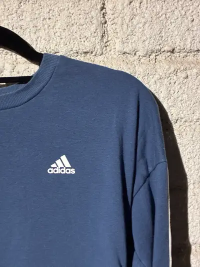Polerón azul Adidas con logo en manga - miniatura 2